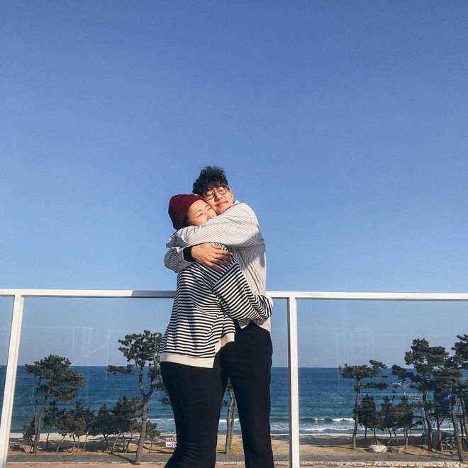 Học c&aacute;ch pose d&aacute;ng như cặp đ&ocirc;i người H&agrave;n n&agrave;y, đảm bảo c&oacute; ngay loạt ảnh du lịch đ&aacute;ng y&ecirc;u kh&ocirc;ng trượt ph&aacute;t n&agrave;o - Ảnh 5.