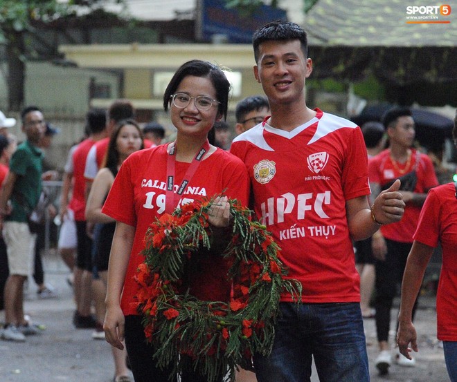 Ban quản lý sân Hàng Đẫy sử dụng máy quét an ninh, CĐV Hải Phòng cổ vũ bằng hoa phượng thay pháo sáng - Ảnh 7.