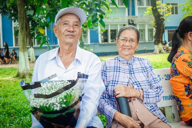 Cụ ông nén nước mắt hôn từ biệt vợ:  “Kiếp sau gặp lại nhau hen”.4