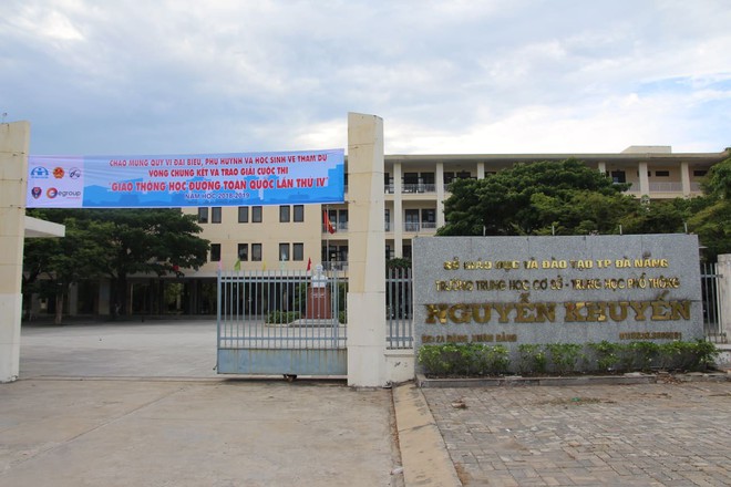 Nh&agrave; trường n&oacute;i g&igrave; về việc giấy chứng nhận khen thưởng in sơ s&agrave;i g&acirc;y tranh c&atilde;i ở Đ&agrave; Nẵng? - Ảnh 2.