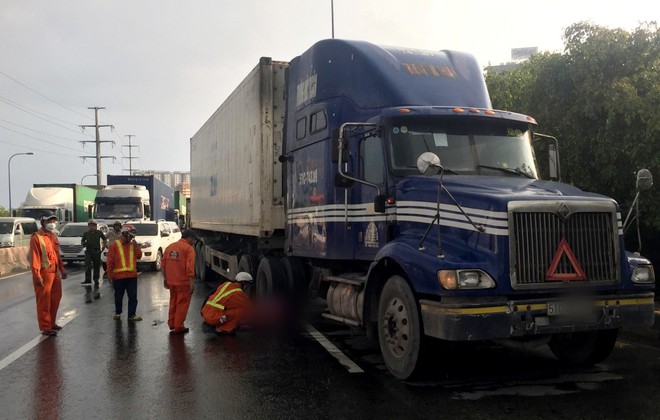 Người đàn ông mang quốc tịch Mỹ lao đầu vào xe container tự tử ở Sài Gòn - Ảnh 1.