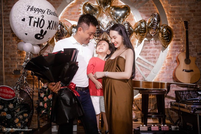 Vợ Tuấn Hưng lộ bụng bầu lớn trong tiệc sinh nhật do &ocirc;ng x&atilde; tự tay tổ chức  - Ảnh 1.