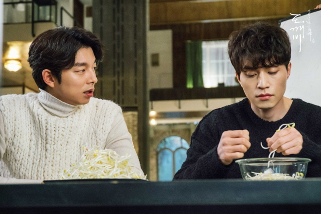 Trai đẹp Lee Dong Wook ủng hộ Gong Yoo nguyên xe cafe: Khỏi cần fan chèo thuyền, hai anh đây tự đẩy! - Ảnh 11.