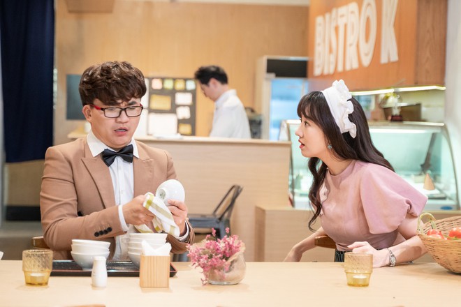 Hari Won làm cô phục vụ cho Minh Hằng, Lan Ngọc, Eunjung (T-ara)... trong show thực tế mới - Ảnh 1.