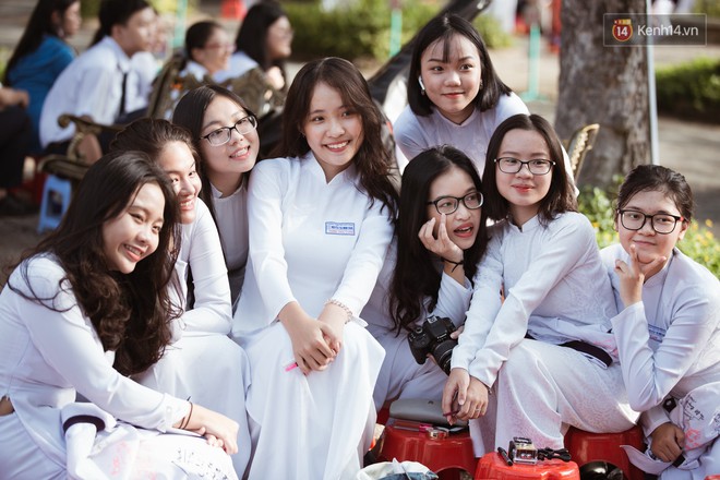 Bế giảng trường THPT hơn 100 tuổi, lâu đời bậc nhất Việt Nam: Cả một trời trai xinh gái đẹp - Ảnh 3.