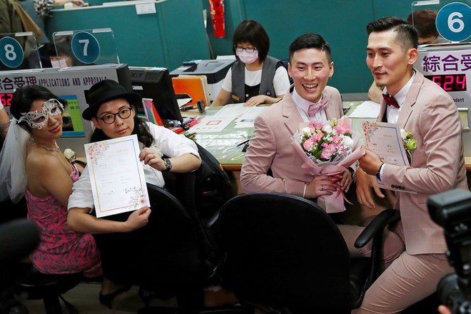 Hai nam thần làm nên lịch sử khi là cặp đôi đồng giới đầu tiên đăng kí kết hôn tại Đài Loan - Ảnh 5.