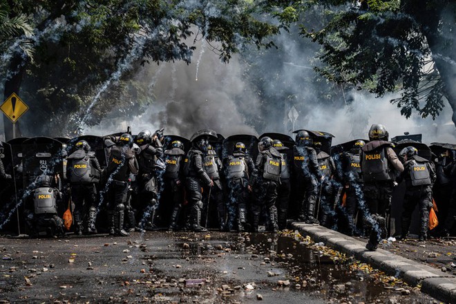 Bạo loạn sau bầu cử Tổng thống Indonesia, Jakarta thành chiến trường - Ảnh 11.