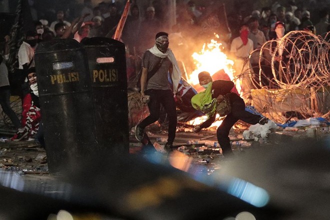 Bạo loạn sau bầu cử Tổng thống Indonesia, Jakarta thành chiến trường - Ảnh 15.
