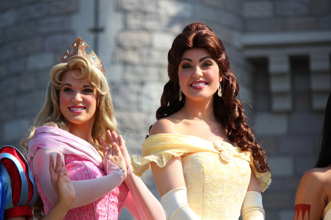9 bí mật đằng sau vẻ hào nhoáng của những cô công chúa làm việc tại Disney World - Ảnh 2.