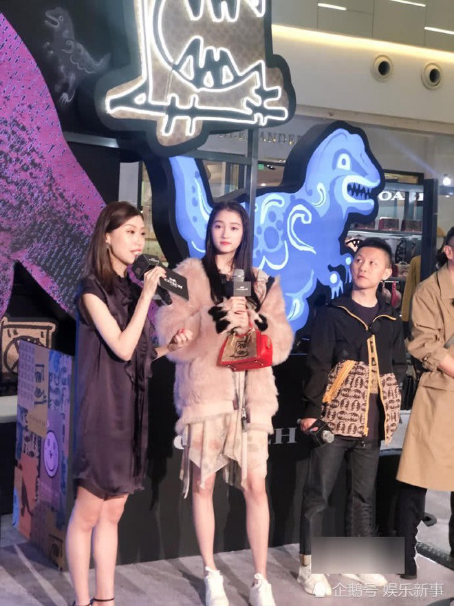 Quan Hiểu Đồng cuốn chăn b&ocirc;ng giữa trời n&oacute;ng với gương mặt trắng phớ g&acirc;y hoảng hồn - Ảnh 1.