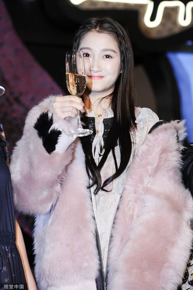 Quan Hiểu Đồng cuốn chăn b&ocirc;ng giữa trời n&oacute;ng với gương mặt trắng phớ g&acirc;y hoảng hồn - Ảnh 4.