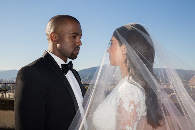 Kim Kardashian cùng chồng đi hẹn hò kỷ niệm 5 năm ngày cưới nhưng vòng eo con kiến của cô mới là tâm điểm chú ý - Ảnh 3.