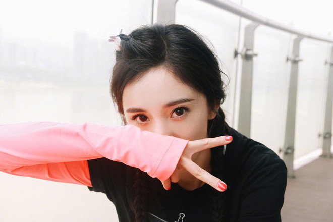 H&igrave;nh ảnh của Dương Mịch hậu ly h&ocirc;n Lưu Khải Uy: Trẻ lại chục tuổi, kh&ocirc;ng kh&aacute;c n&agrave;o thiếu nữ đ&ocirc;i mươi - Ảnh 3.