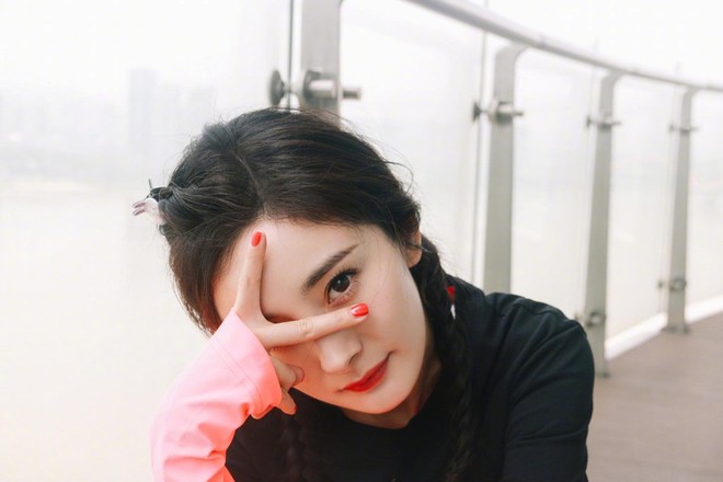 H&igrave;nh ảnh của Dương Mịch hậu ly h&ocirc;n Lưu Khải Uy: Trẻ lại chục tuổi, kh&ocirc;ng kh&aacute;c n&agrave;o thiếu nữ đ&ocirc;i mươi - Ảnh 4.