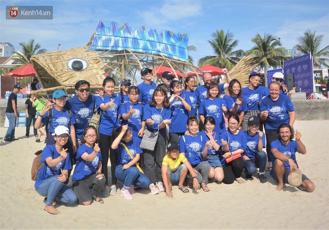 Nữ giáo viên ngoại quốc cùng sinh viên Đà Nẵng tạo nên chú cá Bống khổng lồ ăn rác thải nhựa trên bờ biển - Ảnh 6.