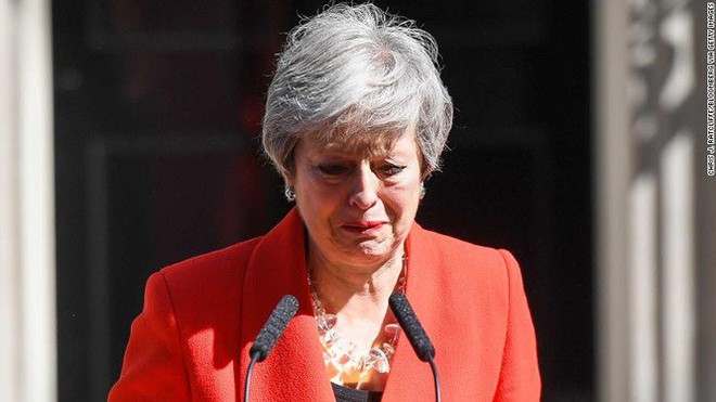 Khoảnh khắc x&uacute;c động khi người đ&agrave;n b&agrave; th&eacute;p Theresa May rơi nước mắt trong gi&acirc;y ph&uacute;t tuy&ecirc;n bố từ chức v&agrave; 3 năm thăng trầm của nữ Thủ tướng Anh - Ảnh 2.