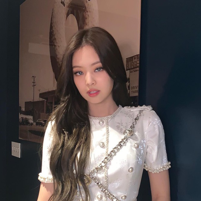 Jennie Kim và đường kẻ mắt nửa vời thần thánh: chỉ một đường kẻ lại có thể biến khuôn mặt baby trở nên sexy lừa tình - Ảnh 1.