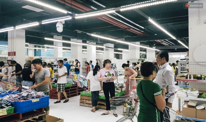 Siêu thị Auchan những ngày cuối cùng ở Việt Nam: Hàng hoá được gom lại một chỗ, không còn cảnh chen lấn - Ảnh 1.