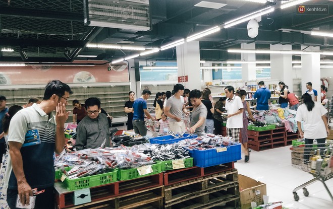 Siêu thị Auchan những ngày cuối cùng ở Việt Nam: Hàng hoá được gom lại một chỗ, không còn cảnh chen lấn - Ảnh 2.