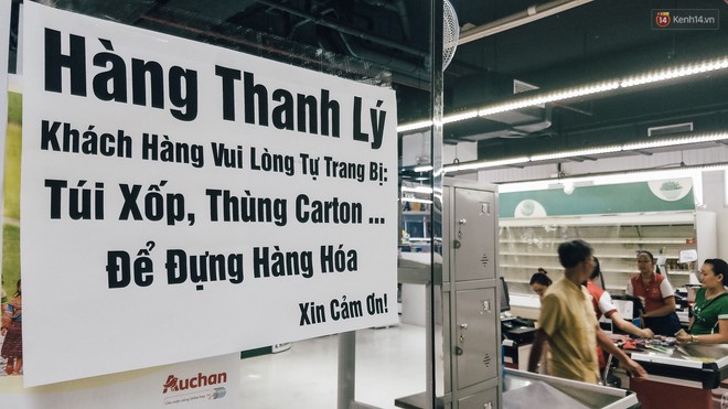 Siêu thị Auchan những ngày cuối cùng ở Việt Nam: Hàng hoá được gom lại một chỗ, không còn cảnh chen lấn - Ảnh 3.