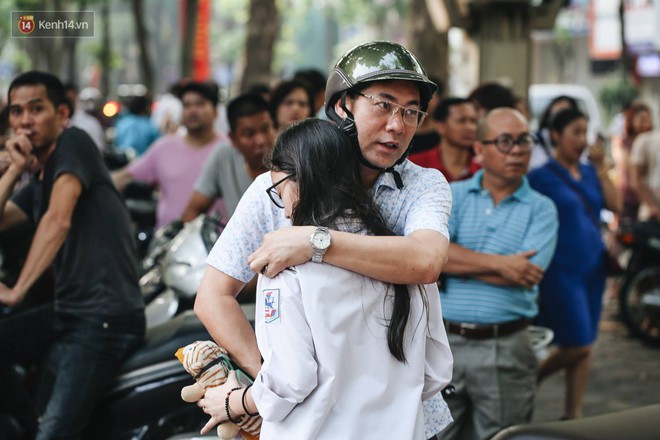 Sáng nay, học sinh Hà Nội chính thức bước vào kỳ thi tuyển sinh lớp 10, căng thẳng hơn thi Đại học - Ảnh 1.