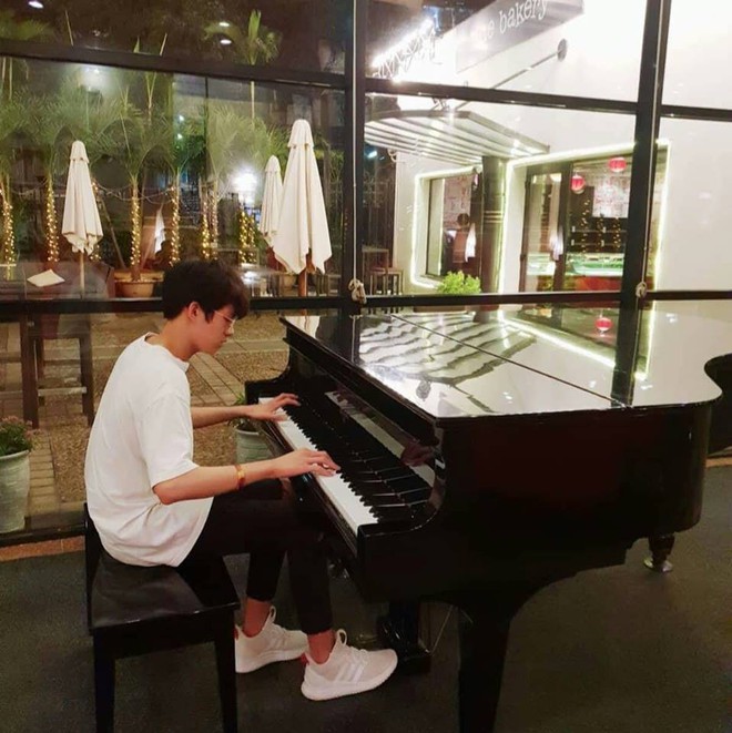 Trai đẹp qua đường va phải ống kính VTV: Là học sinh trường Wellspring Hà Nội, biết chơi piano lại còn ăn mặc siêu cool - Ảnh 5.