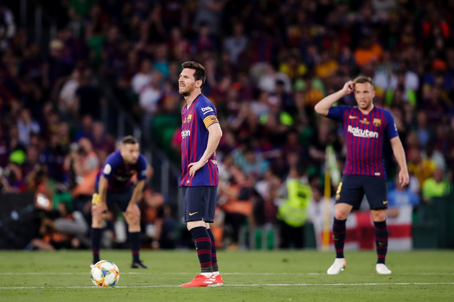 Có cầu thủ nào buồn thảm hơn Messi lúc này: Danh hiệu vớt vát niềm vui cuối mùa bỗng chốc tan biến - Ảnh 1.