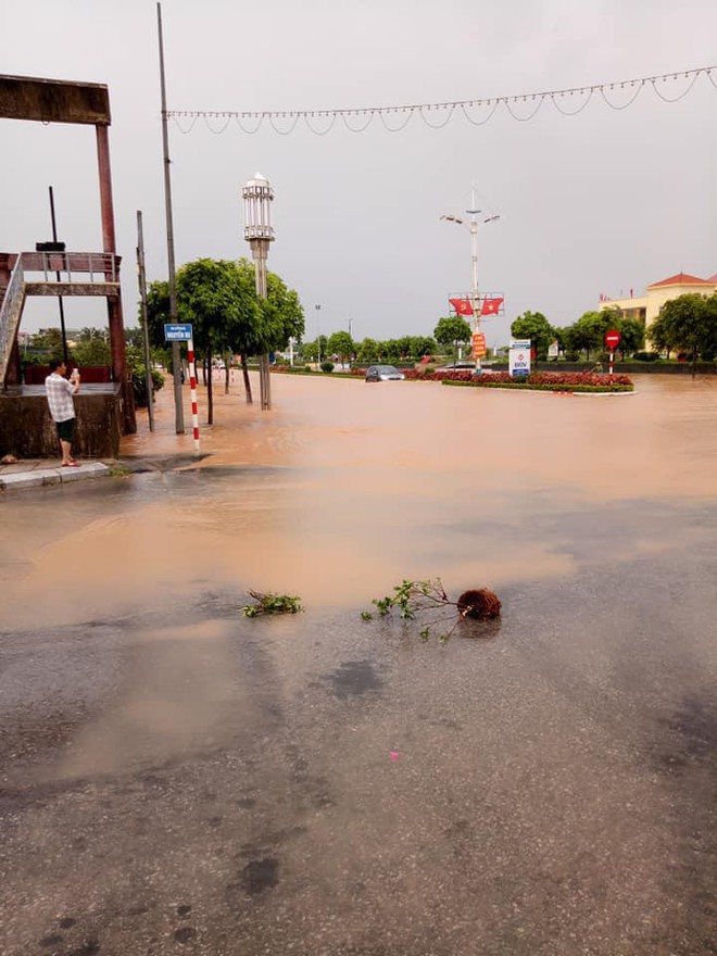 Ch&ugrave;m ảnh: Lũ lớn kinh ho&agrave;ng c&agrave;n qu&eacute;t M&oacute;ng C&aacute;i, 1 người mất t&iacute;ch, h&agrave;ng loạt t&agrave;u thuyền bị đắm v&agrave; t&agrave;i sản bị nhấn ch&igrave;m - Ảnh 12.