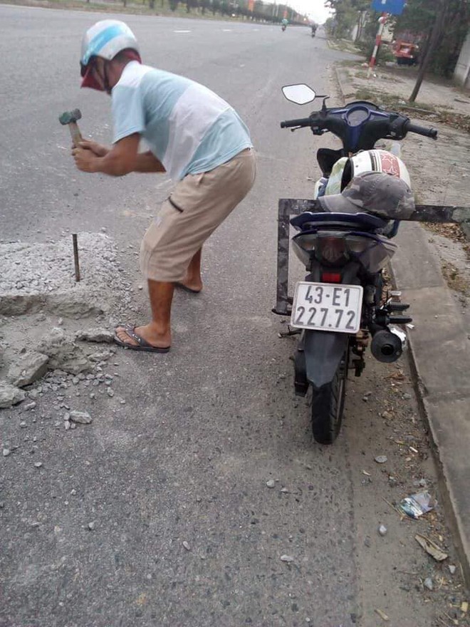 Hì hục đục mảng bê tông bám trên đường vì sợ người khác bị tai nạn, người đàn ông ở Đà Nẵng gây sốt MXH - Ảnh 2.