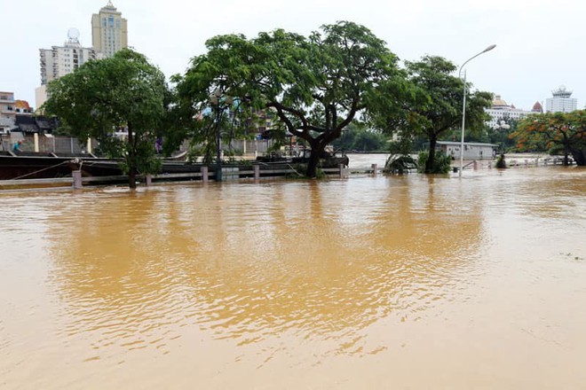 Chùm ảnh: Lũ lớn kinh hoàng càn quét Móng Cái, 1 người mất tích, hàng loạt tàu thuyền bị đắm và tài sản bị nhấn chìm - Ảnh 4.