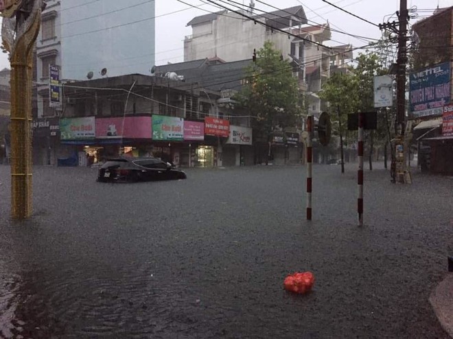 Chùm ảnh: Lũ lớn kinh hoàng càn quét Móng Cái, 1 người mất tích, hàng loạt tàu thuyền bị đắm và tài sản bị nhấn chìm - Ảnh 5.