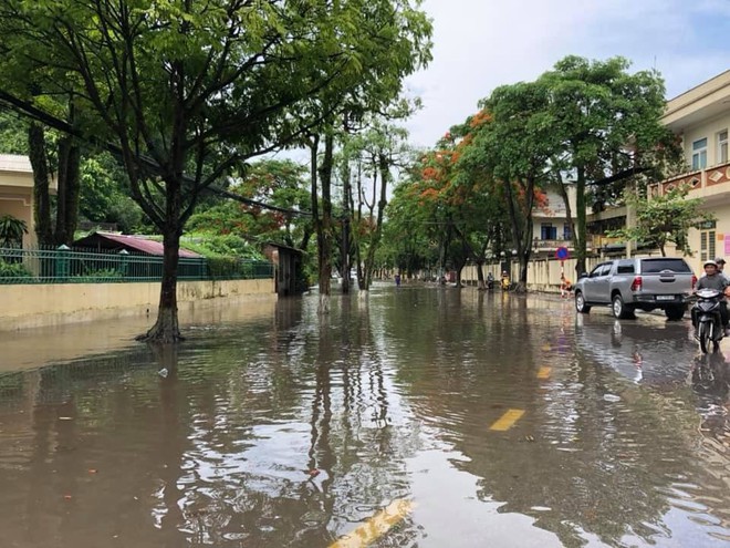 Chùm ảnh: Lũ lớn kinh hoàng càn quét Móng Cái, 1 người mất tích, hàng loạt tàu thuyền bị đắm và tài sản bị nhấn chìm - Ảnh 6.