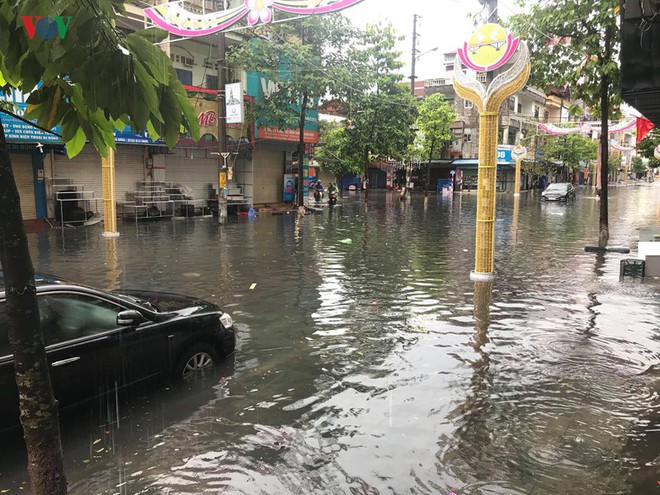 Chùm ảnh: Lũ lớn kinh hoàng càn quét Móng Cái, 1 người mất tích, hàng loạt tàu thuyền bị đắm và tài sản bị nhấn chìm - Ảnh 10.