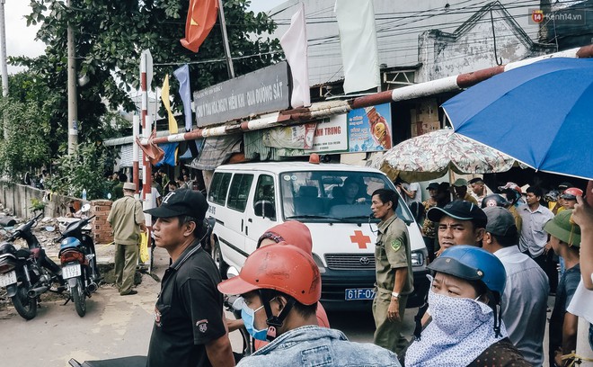 Thảm án hai vợ chồng và con gái 4 tuổi tử vong ở Bình Dương: Người thân bủn rủn tay chân, khóc nghẹn khi đến nhận thi thể - Ảnh 6.