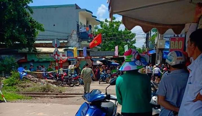 Nóng: Người phụ nữ mang bầu cùng chồng và con nhỏ tử vong trong phòng trọ ở Bình Dương - Ảnh 1.