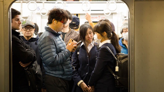Trước nạn sàm sỡ trên tàu điện, cảnh sát Nhật Bản tung ứng dụng “gào thét” cho nạn nhân bị quấy rối - Ảnh 1.