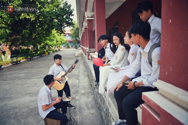 Không hổ danh là con gái Huế, dàn nữ sinh trường Quốc học khiến bao người ngẩn ngơ vì vẻ đẹp trong sáng, dịu dàng - Ảnh 21.