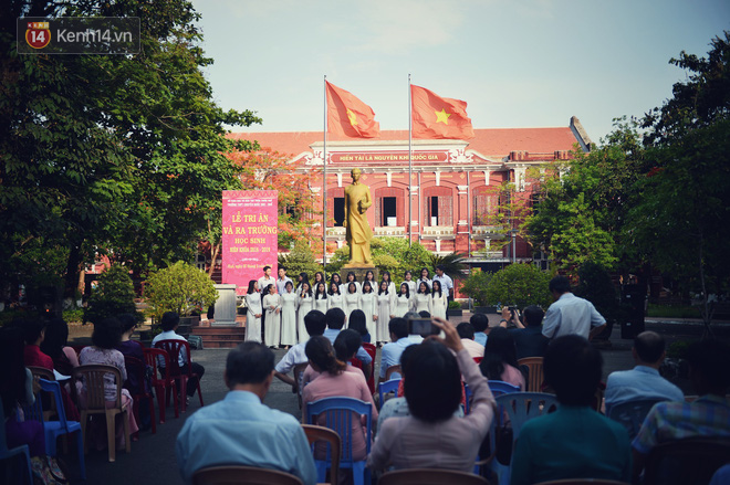 Không hổ danh là con gái Huế, dàn nữ sinh trường Quốc học khiến bao người ngẩn ngơ vì vẻ đẹp trong sáng, dịu dàng - Ảnh 22.