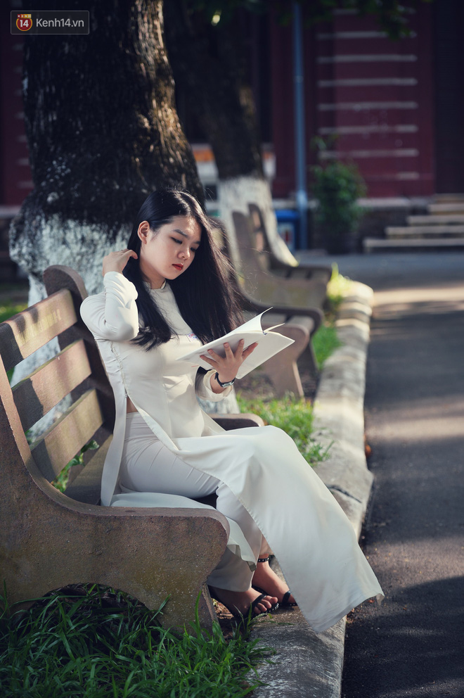 Nữ sinh Quốc học Huế với chiếc áo dài trắng đầy thanh lịch và tinh tế. Hình ảnh này sẽ lôi cuốn bạn vào không gian thơ mộng và đầy cổ điển.