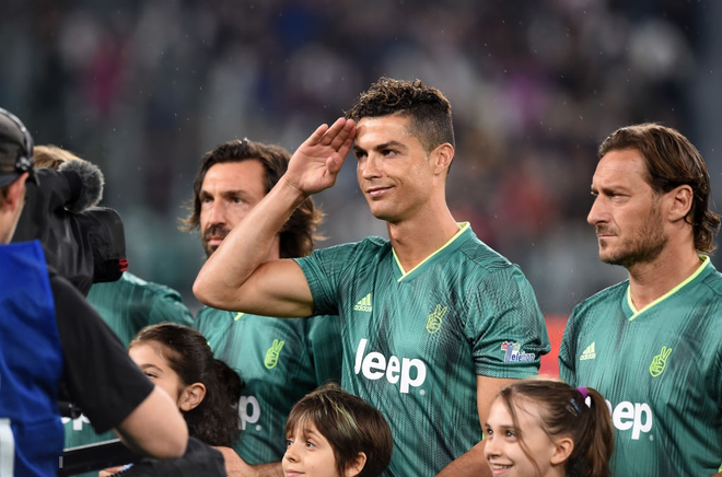 Ronaldo khiến đối thủ phải quỳ lạy sau cú xe đạp chổng ngược đẳng cấp - Ảnh 2.