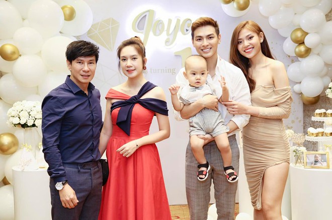 Vợ chồng Ch&uacute;ng Huyền Thanh - Jay Qu&acirc;n rạng rỡ hết mức trong tiệc sinh nhật tr&ograve;n 1 tuổi của con trai - Ảnh 1.