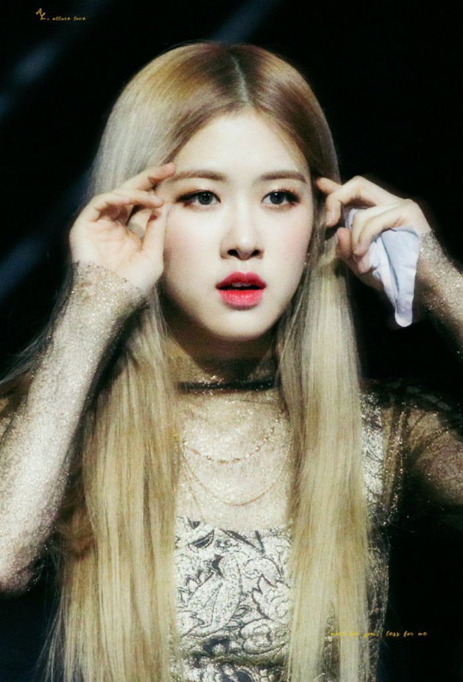 Khoảnh khắc chỉnh tai nghe đẹp như búp bê sống của Rosé (BLACKPINK) tại Đức khiến netizen không tin nổi vào mắt mình - Ảnh 1.