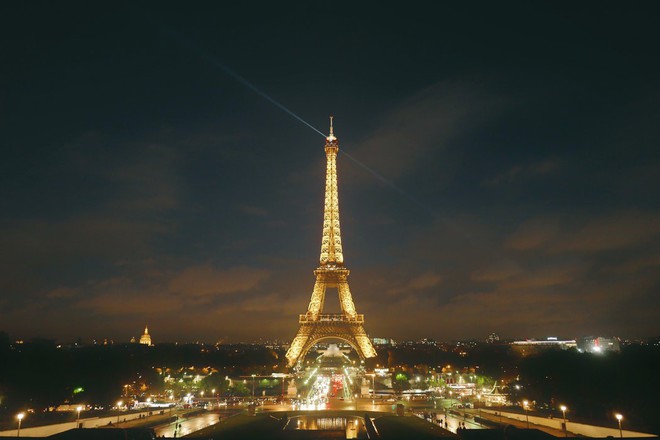 3 “mẩu” BLACKPINK đều có ảnh check-in lung linh ở tháp Eiffel, nhưng đến khi fan quay ra nhìn hình của Jisoo thì chỉ biết lắc đầu ngán ngẩm - Ảnh 1.