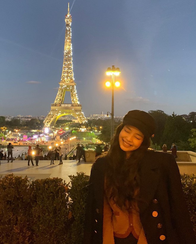 3 “mẩu” BLACKPINK đều có ảnh check-in lung linh ở tháp Eiffel, nhưng đến khi fan quay ra nhìn hình của Jisoo thì chỉ biết lắc đầu ngán ngẩm - Ảnh 4.