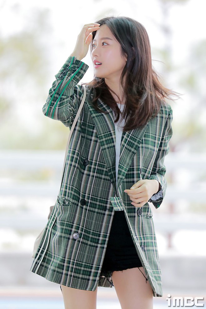 Dàn idol Kpop khiến sân bay náo loạn: Nữ thần Kpop Tzuyu (TWICE) tuột dốc khó đỡ, bị nữ diễn viên 9x nhà SM lấn át - Ảnh 7.