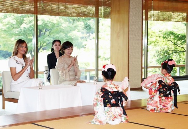 Không phải Hoàng hậu Masako, đây mới là người phụ nữ được truyền thông và dân chúng ca ngợi khi tiếp đón Đệ nhất phu nhân Mỹ tới Nhật Bản - Ảnh 4.