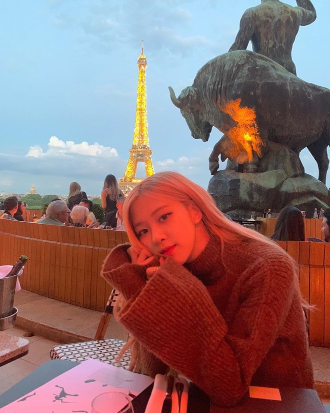 3 “mẩu” BLACKPINK đều có ảnh check-in lung linh ở tháp Eiffel, nhưng đến khi fan quay ra nhìn hình của Jisoo thì chỉ biết lắc đầu ngán ngẩm - Ảnh 5.