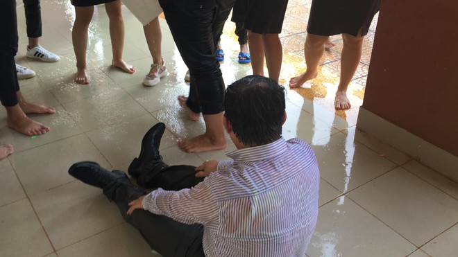 Bị học sinh kéo lê dưới sàn, tạt nước đầy người trong lễ bế giảng, thầy hiệu trưởng nói một câu khiến ai cũng nể - Ảnh 3.
