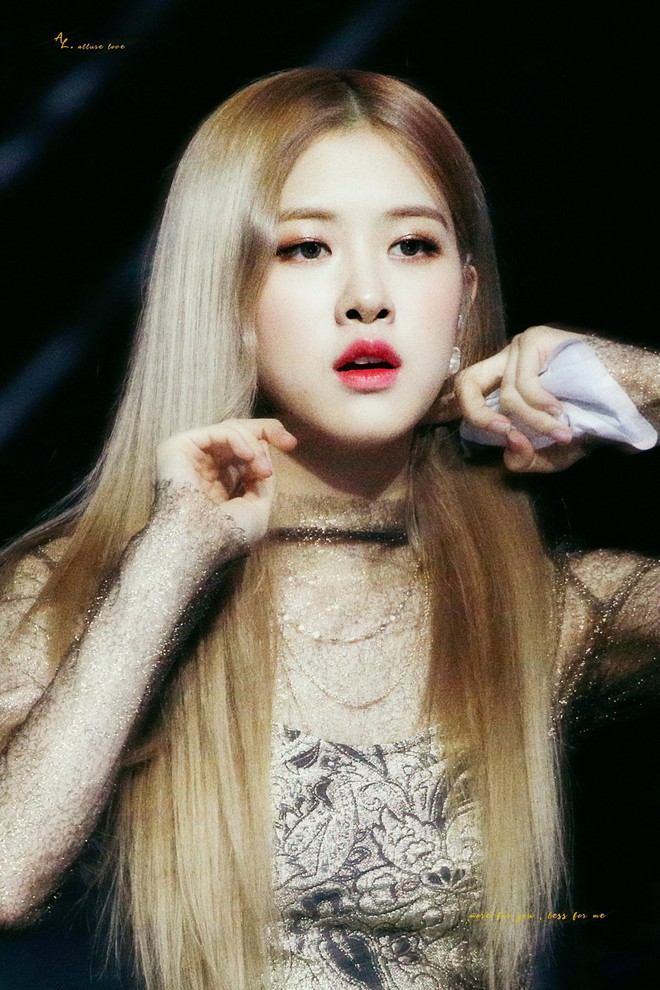 Khoảnh khắc chỉnh tai nghe đẹp như búp bê sống của Rosé (BLACKPINK) tại Đức khiến netizen không tin nổi vào mắt mình - Ảnh 2.