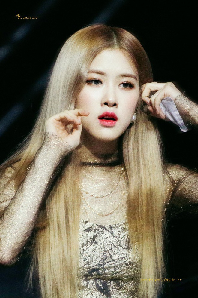 Khoảnh khắc chỉnh tai nghe đẹp như búp bê sống của Rosé (BLACKPINK) tại Đức khiến netizen không tin nổi vào mắt mình - Ảnh 3.